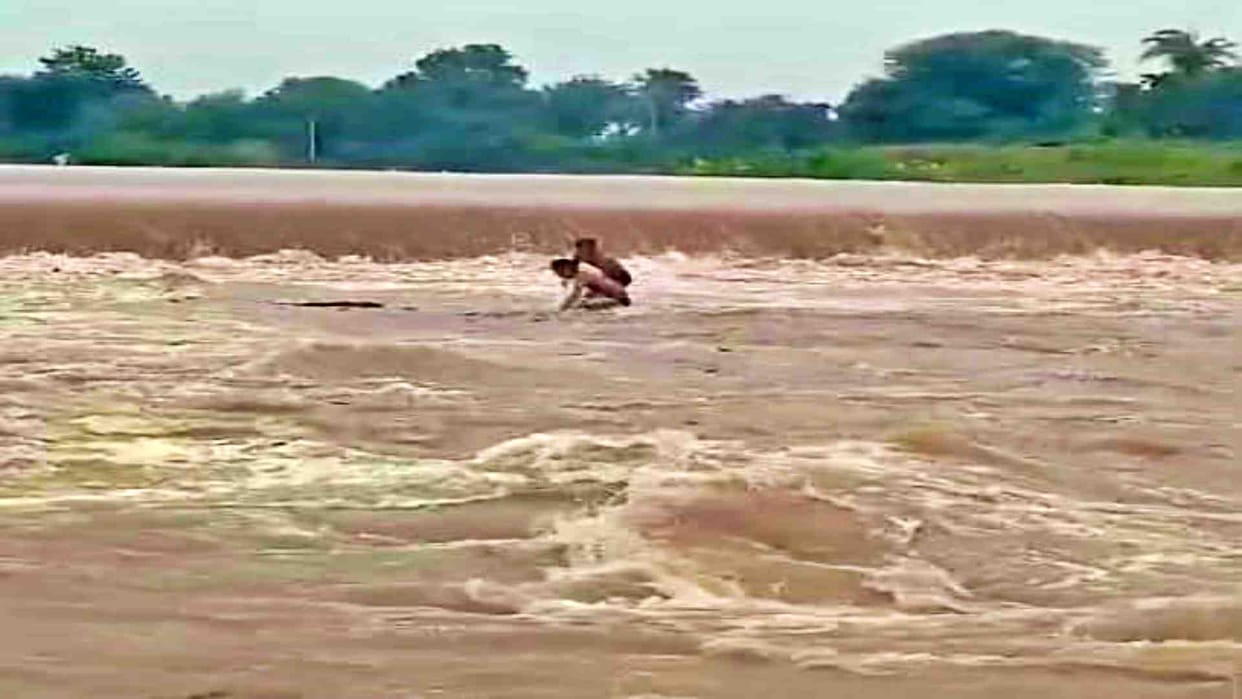 Chittorgarh News: Two children bathing in the river were swept away due to sudden rise in water level