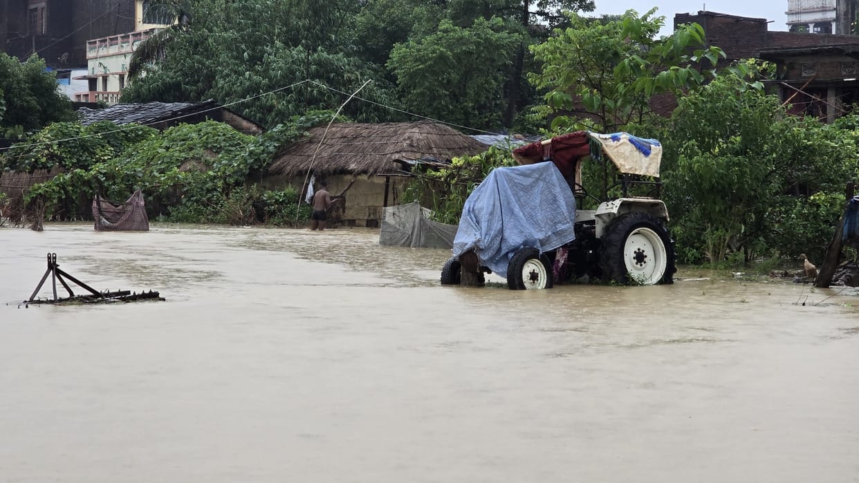 Bihar Flood: Torrential rains increased water level of mountain rivers in Bettiah, public life affected