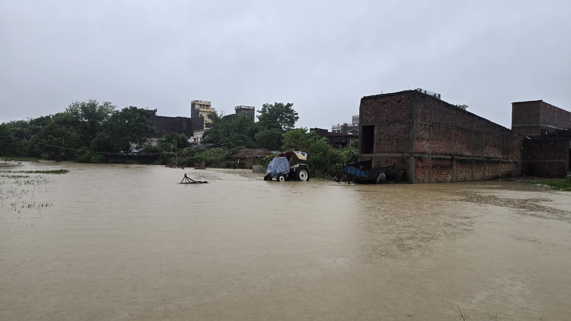 Bihar Flood: Torrential rains increased water level of mountain rivers in Bettiah, public life affected