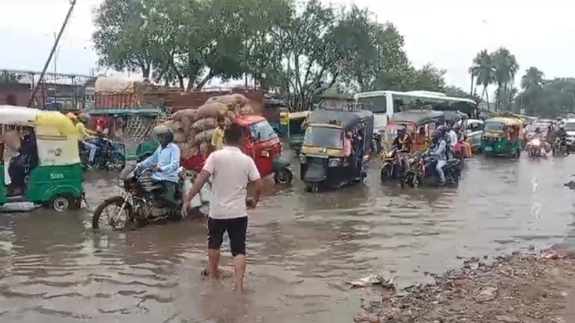 Bihar Flood: Waterlogging in Muzaffarpur due to heavy rains; people troubled, government hospital submerged