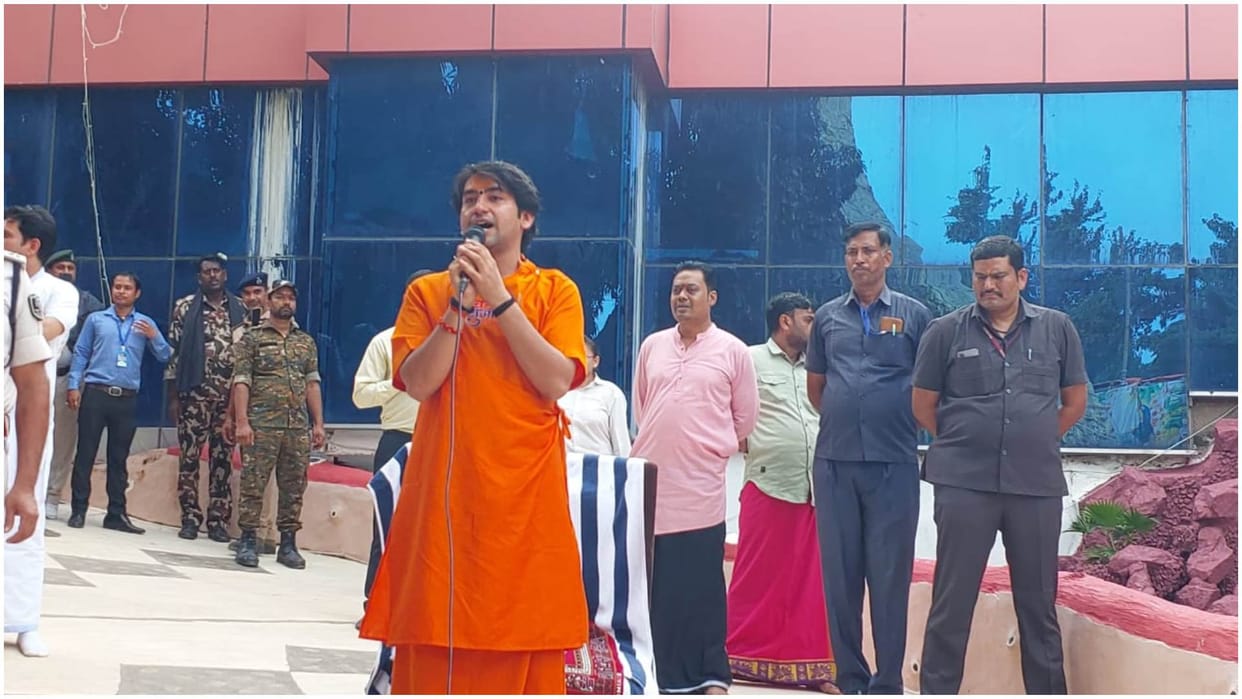 Bihar News : Bageshwar dham Pandit Dhirendra Shastri Make India a Hindu nation india Gaya news patna