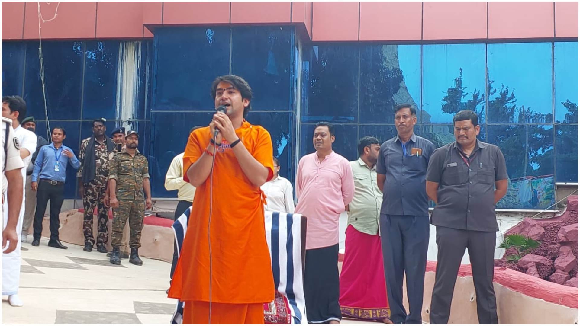 बाबा बागेश्वर धाम सरकार के आचार्य पंडित धीरेन्द्र कृष्ण शास्त्री