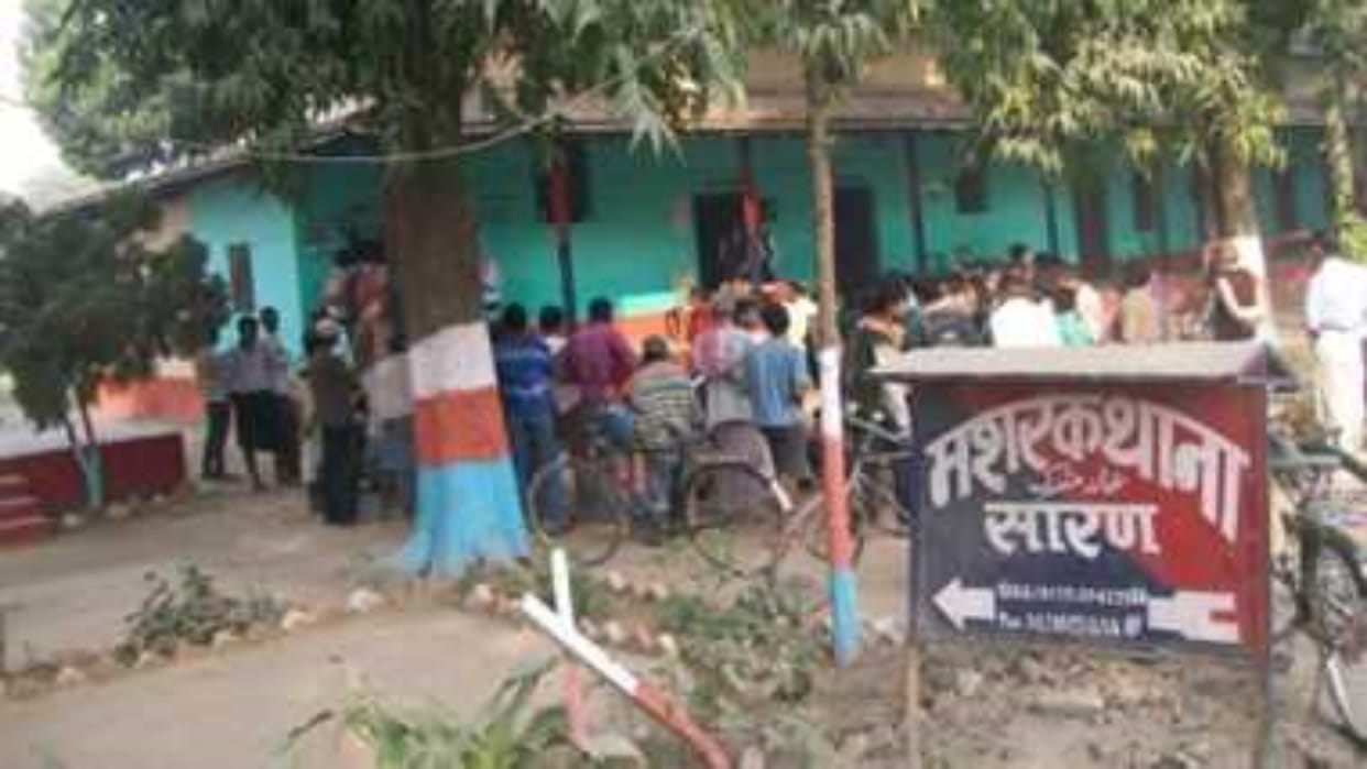 Bihar News: Father commits suicide along with four disabled daughters in Delhi, mourning in Chapra too