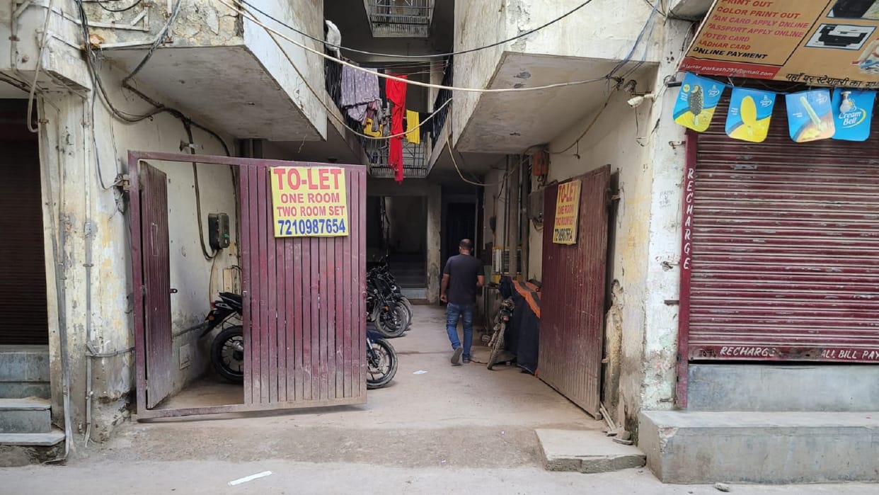 Delhi Vasant Kunj Man Committed Suicide Along With His Four Daughters Consuming Poison News in Hindi
