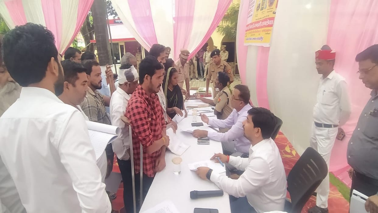 DM and SSP heard the problems of the people on Samadhan Diwas in Shahjahanpur
