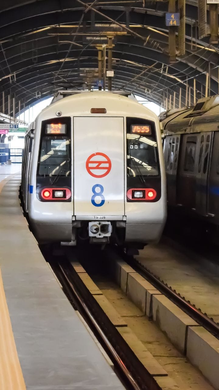 Delhi Metro Red Line services disrupted passengers faced problems in Delhi Metro