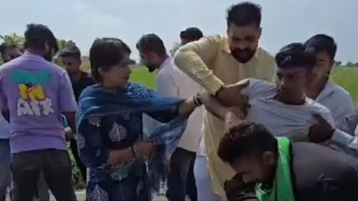 Haryana: Vinesh stopped the convoy and took three injured youths to the hospital