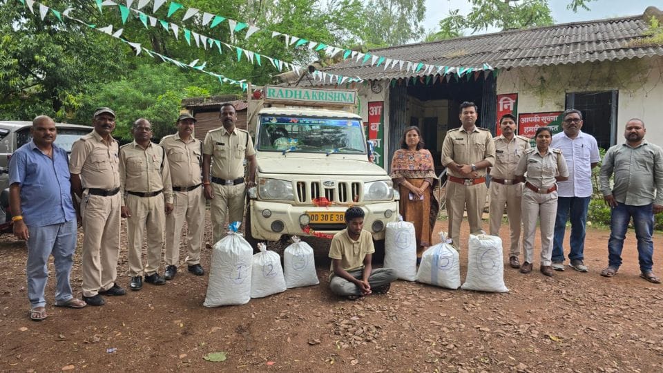 Police arrested smuggler with 63 kg ganja in Kabirdham
