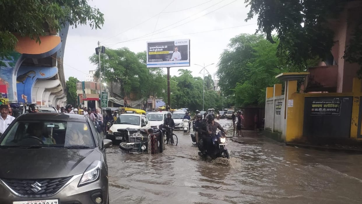 Prayagraj Weather: Roads turned into lakes due to heavy rains, people struggled with traffic jams for hours on