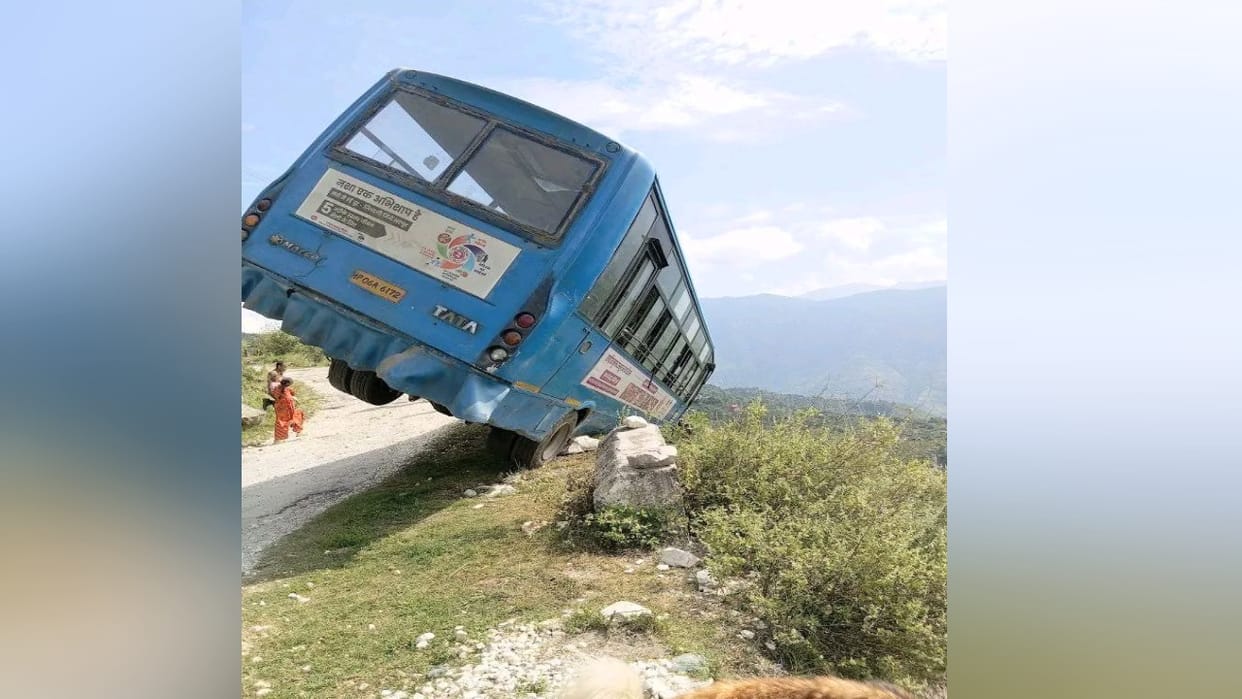 bus got out of control and got stuck in the air in Raisharan, 18 passengers had a narrow escape