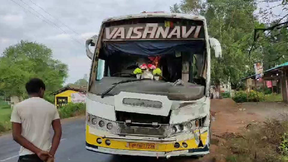 क्षतिग्रस्त बस