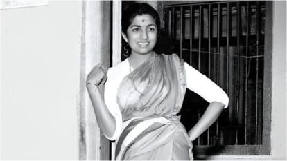 Lata Mangeshkar Birth Anniversary: Know about late singer swar kokila life songs and unknown Facts