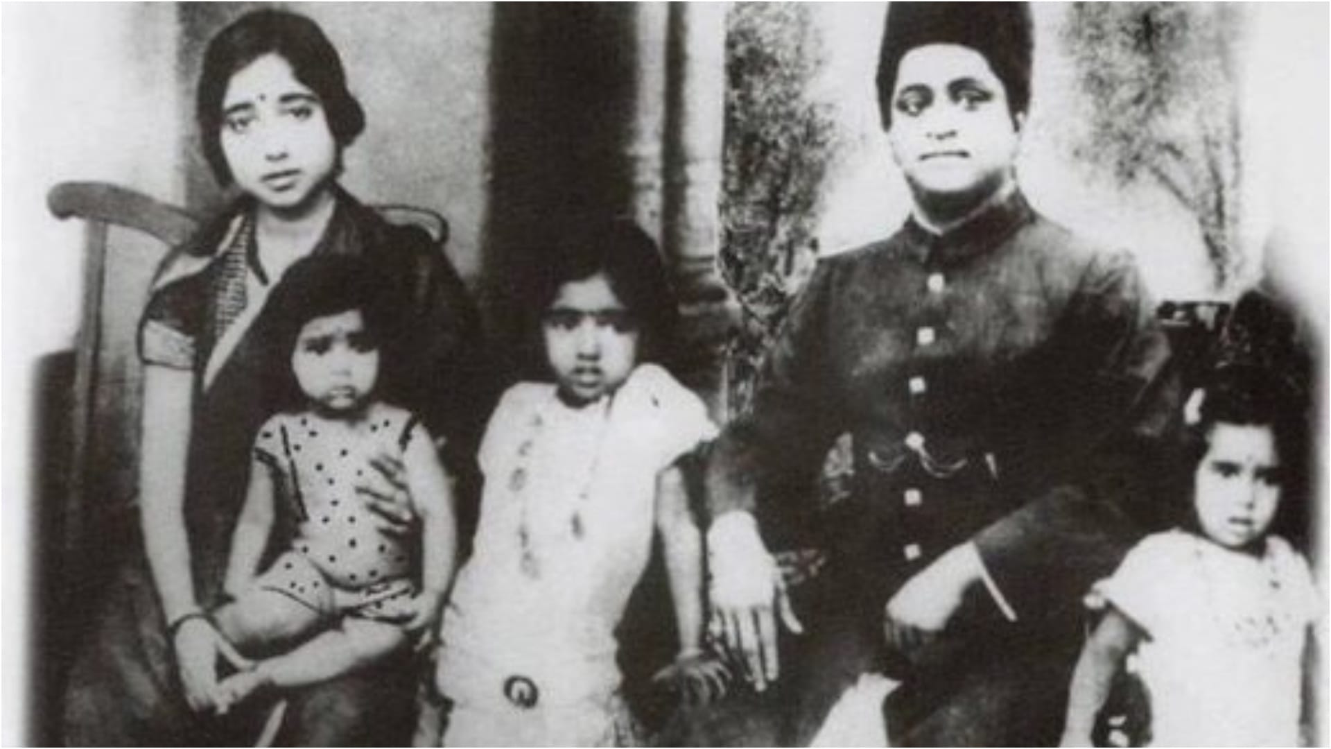 Lata Mangeshkar birth anniversary special story know her life facts like songs childhood name