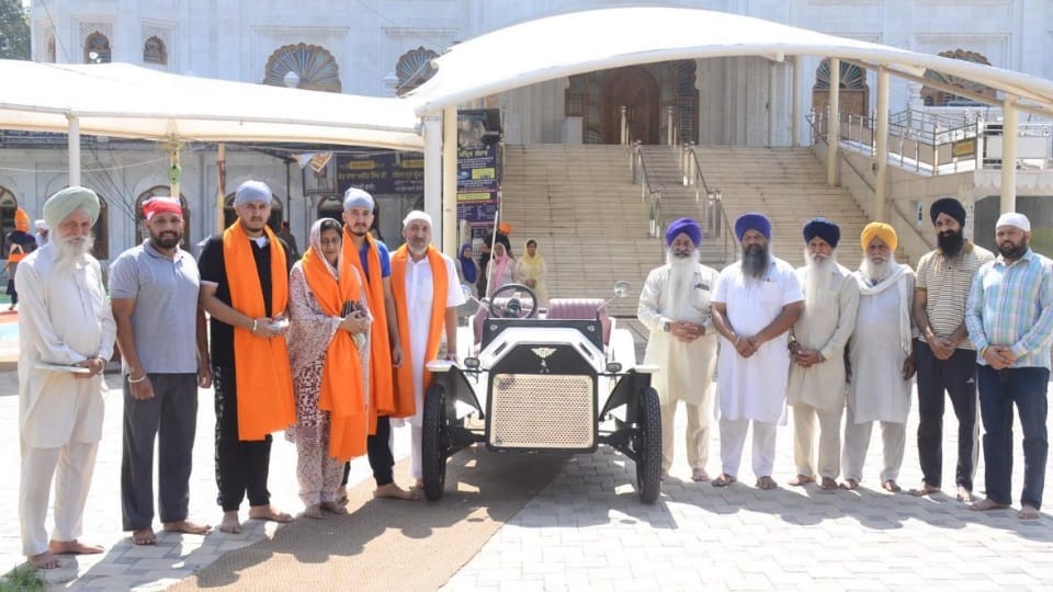Vintage looking battery car presented at Gurdwara Singh Shaheedan
