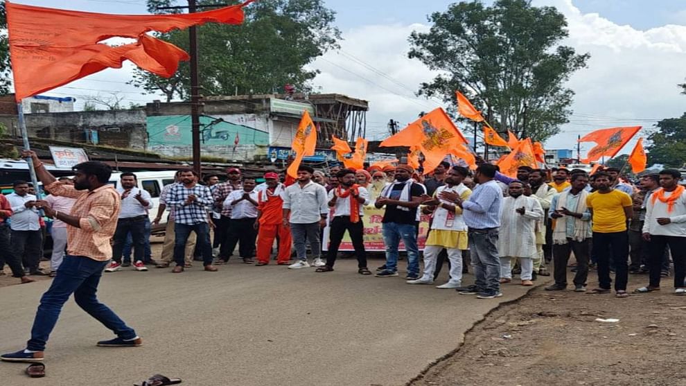 Anuppur News Road blocked on Amarkantak-Shahdol road for two hours demand to arrest Khadeshwar Baba killer