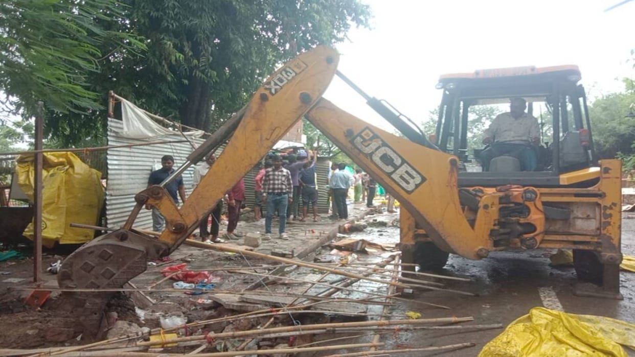 Ujjain Corporation staff woke up after wall of Maharajwada collapsed Encroachment removed around incident site