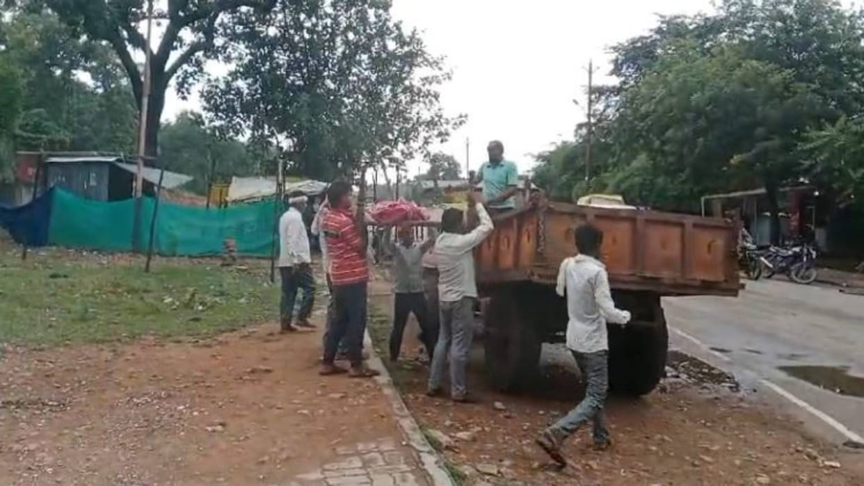 MP News Chhatarpur wife committed suicide by jumping into well after seeing her husband face