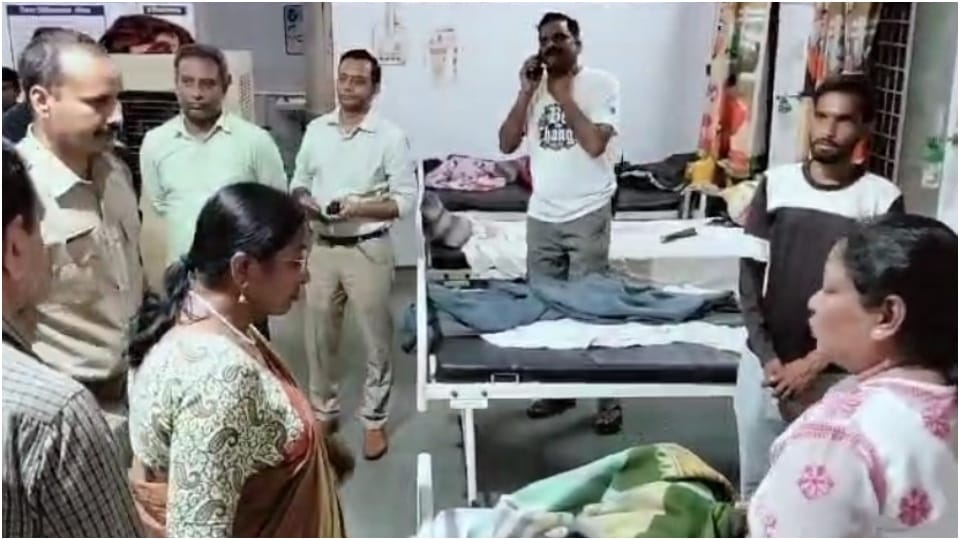 नीमच जिला अस्पताल में भर्ती नवजात बच्चों की तबीयत बिगड़ी।