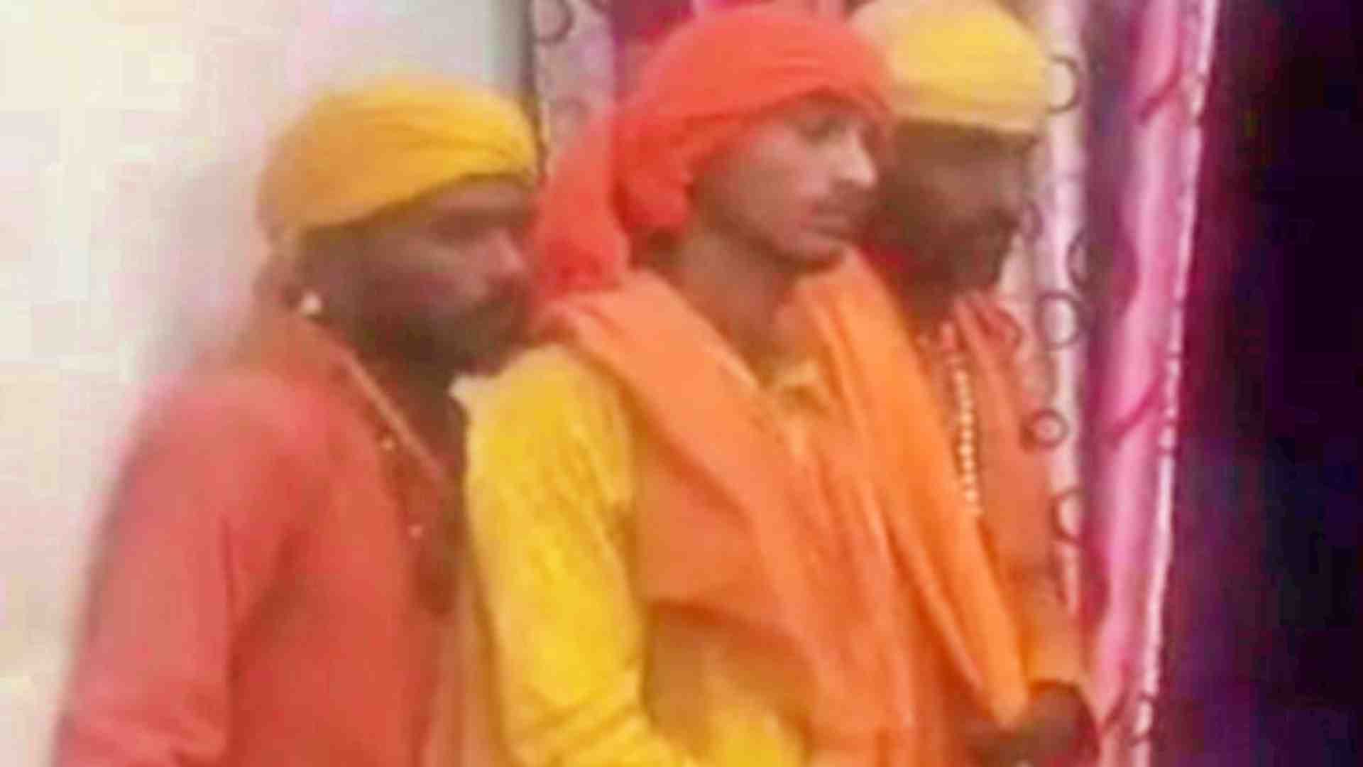 पुलिस की गिरफ्त में आरोपी बाबा।