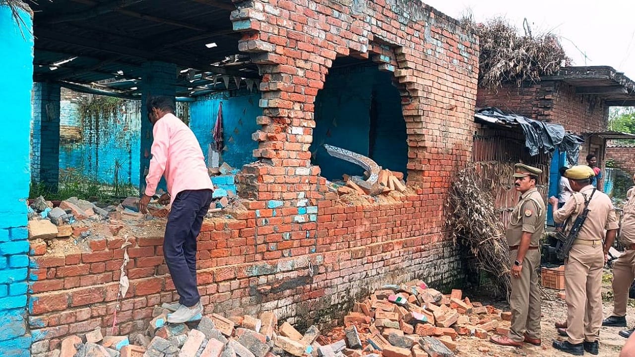 Guarding at disputed site in Bareilly Movement restricted for 200 meter many families left village fear action
