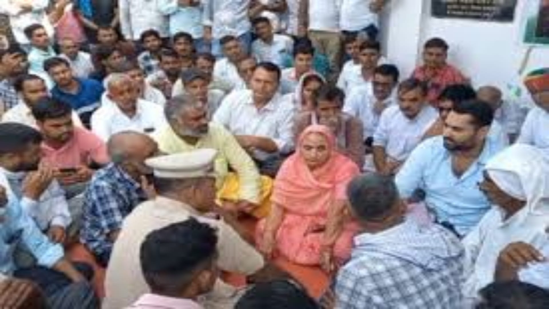 धरने पर बैठे परिजन