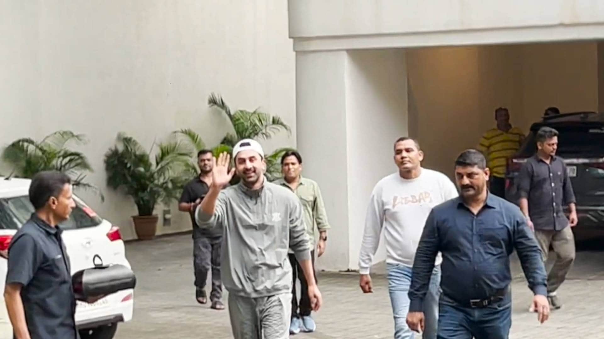 love and war actor Ranbir Kapoor meets his fans outside home in bandra mumbai on 42nd birthday accepts wishes