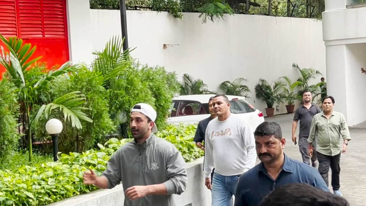 love and war actor Ranbir Kapoor meets his fans outside home in bandra mumbai on 42nd birthday accepts wishes