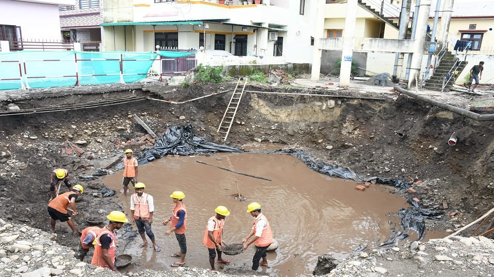 People fear due to rain water filling the pit dug for overhead tank in Krishna Vihar Haldwani