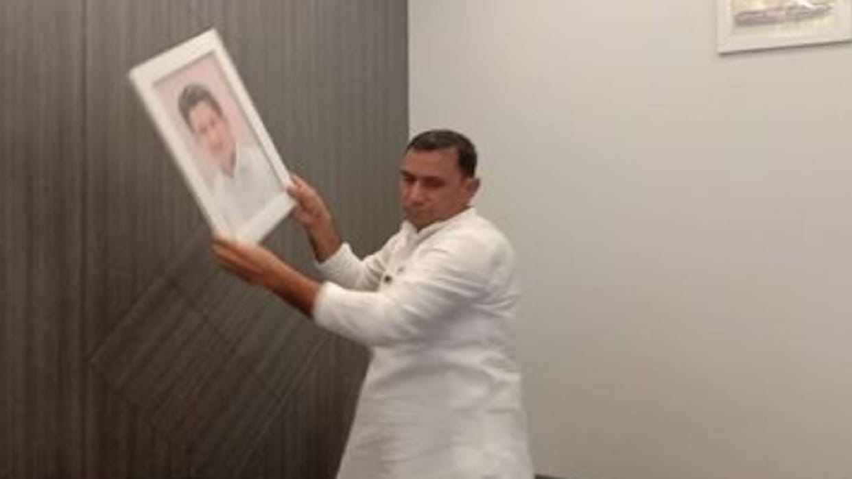 Shock to Congress, Jaspal Antil removed pictures of Hooda father-son from his office