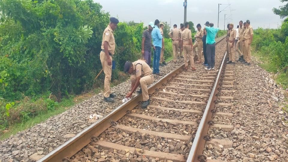 Conspiracy to derail Lucknow-Chhapra Express, accident averted due to driver's presence of mind, Railway Secur