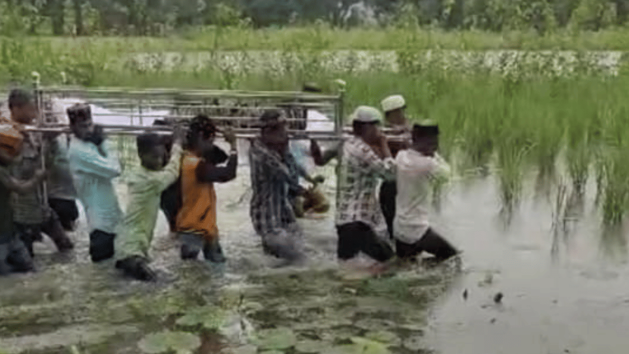 Due to lack of road to the cemetery villagers are facing difficulties in lakhimpur khiri