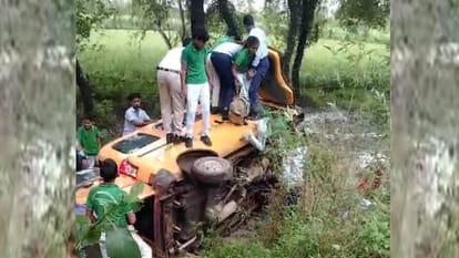 A school van falls into a pathole in Sitapur.