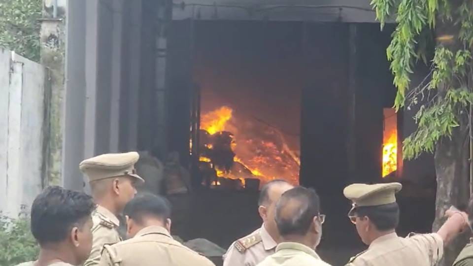 huge fire broke out in spice factory in Agra workers are reported to be trapped inside
