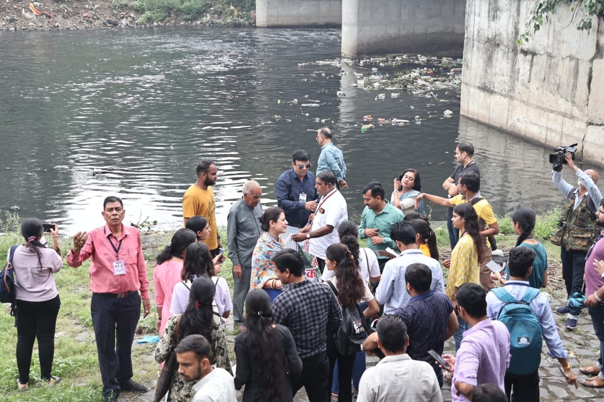 Indore: Students learned the history of Indore, saw ghats and temples in the heritage walk.