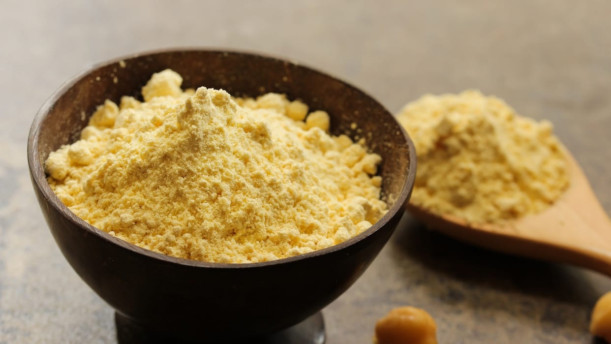 benefits and side effect of besan on skin in hindi chehre par besan lagane se kya hoga