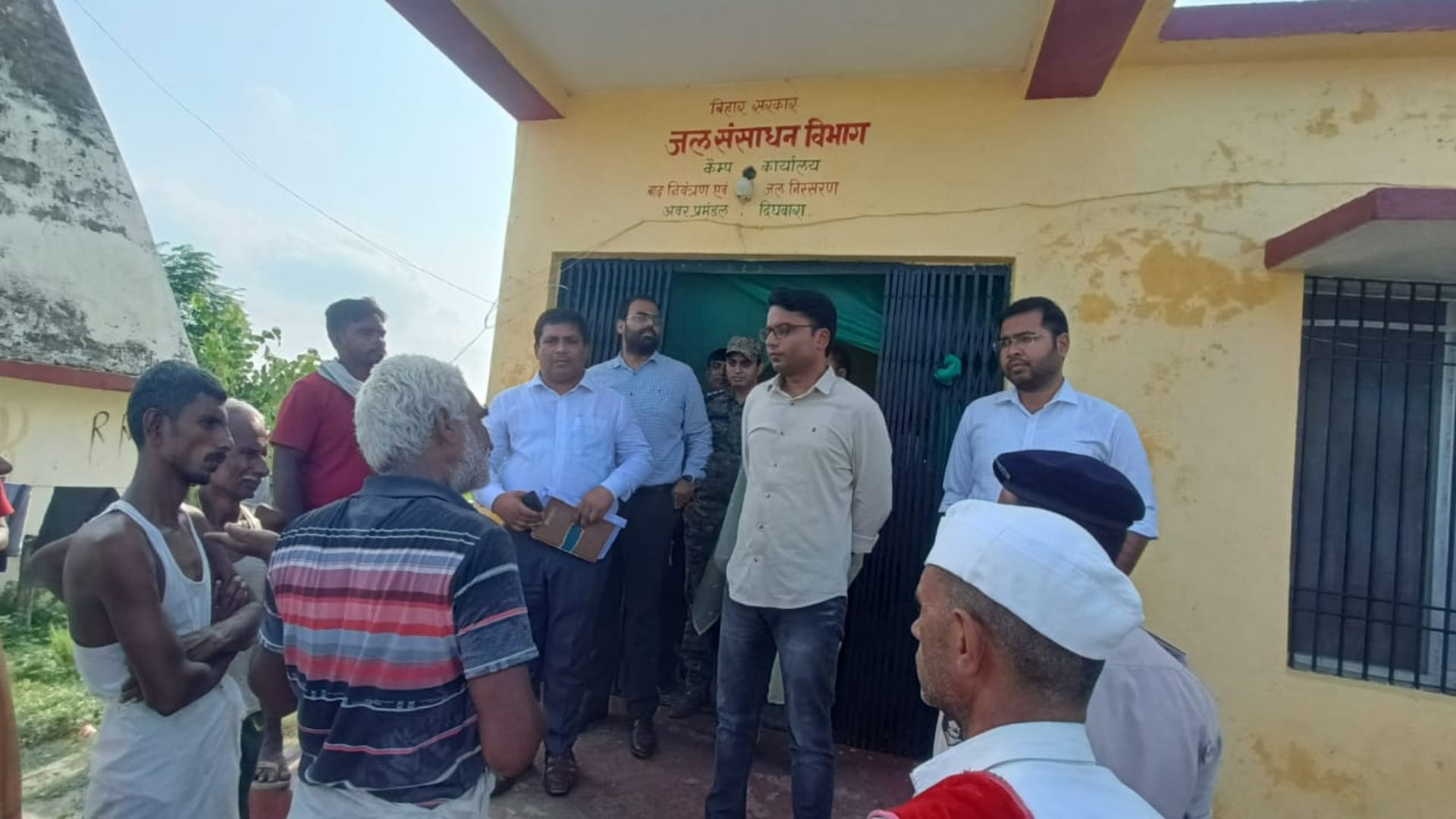 Bihar Flood: Administration on high alert due to possibility of flood in Saran, DM inspected embankments