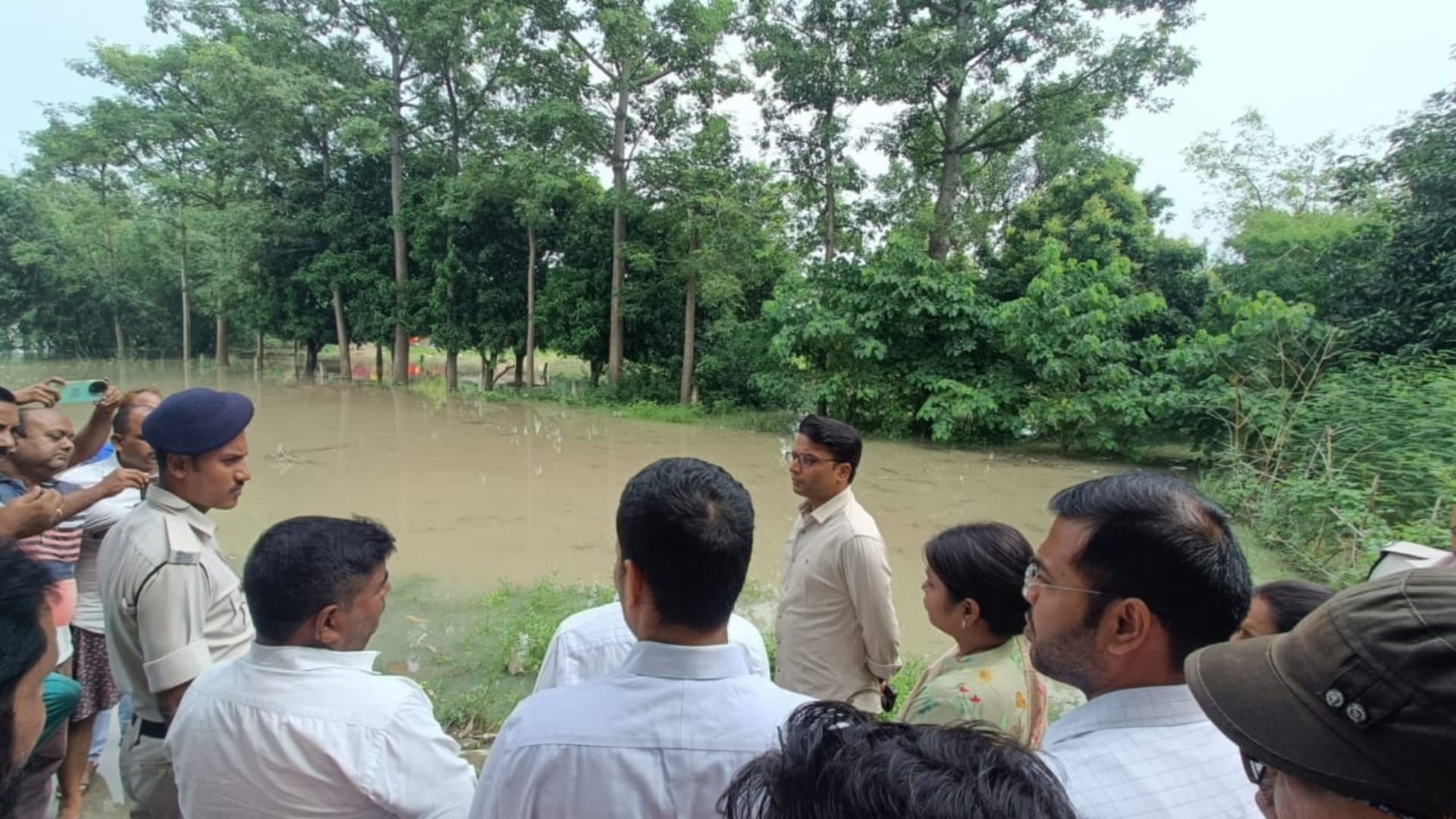 Bihar Flood: Administration on high alert due to possibility of flood in Saran, DM inspected embankments