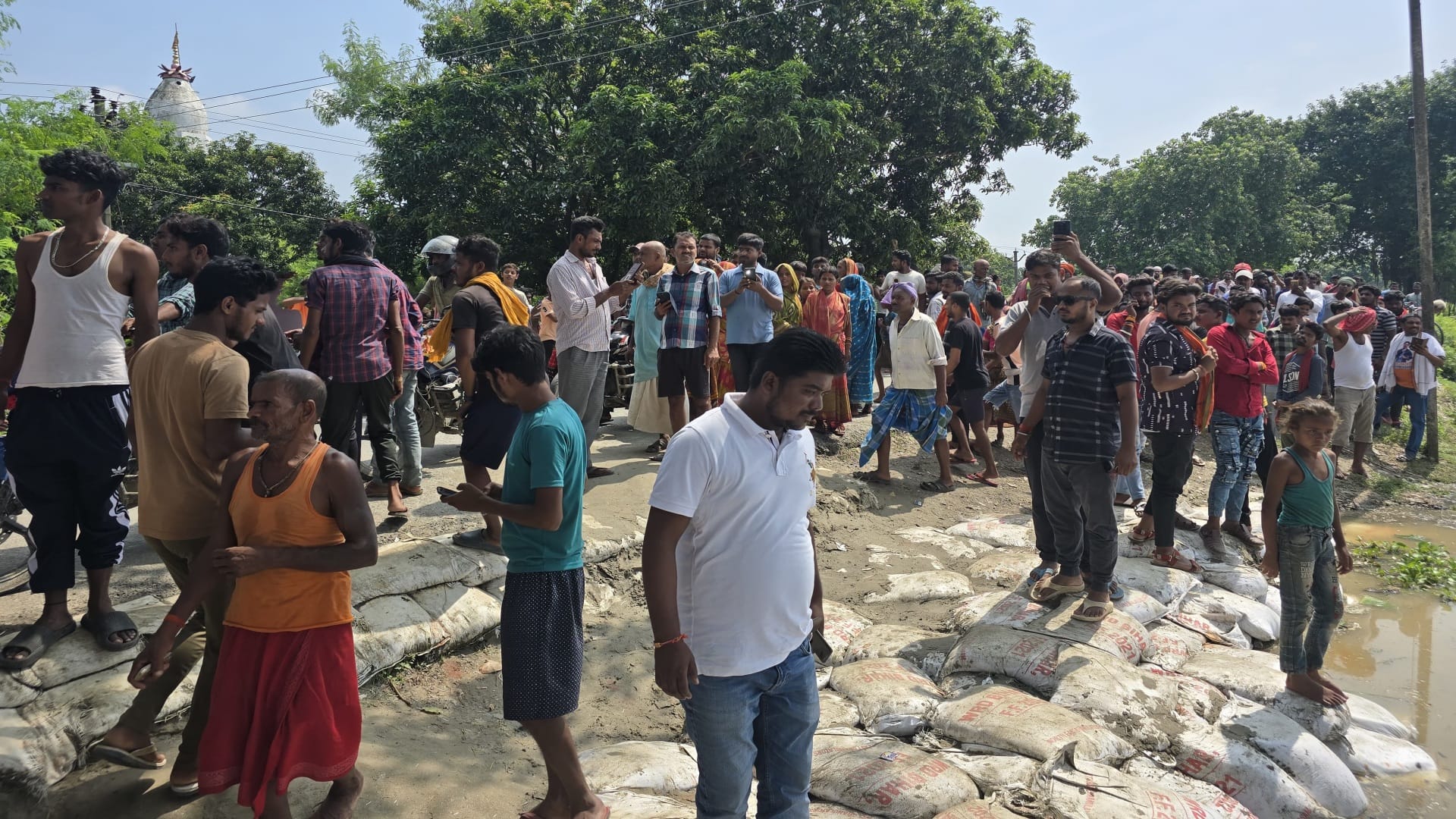 Bihar Flood: Kosi flood in Saharsa evacuated village, dangerous pressure on embankment