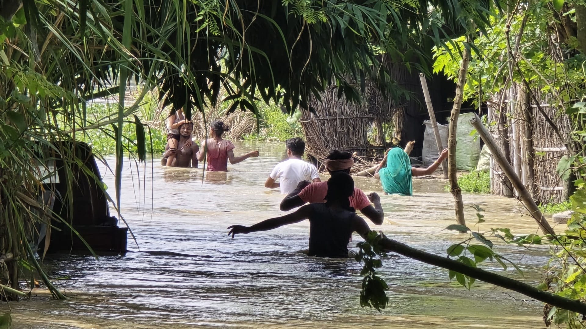 Bihar Flood: Kosi flood in Saharsa evacuated village, dangerous pressure on embankment