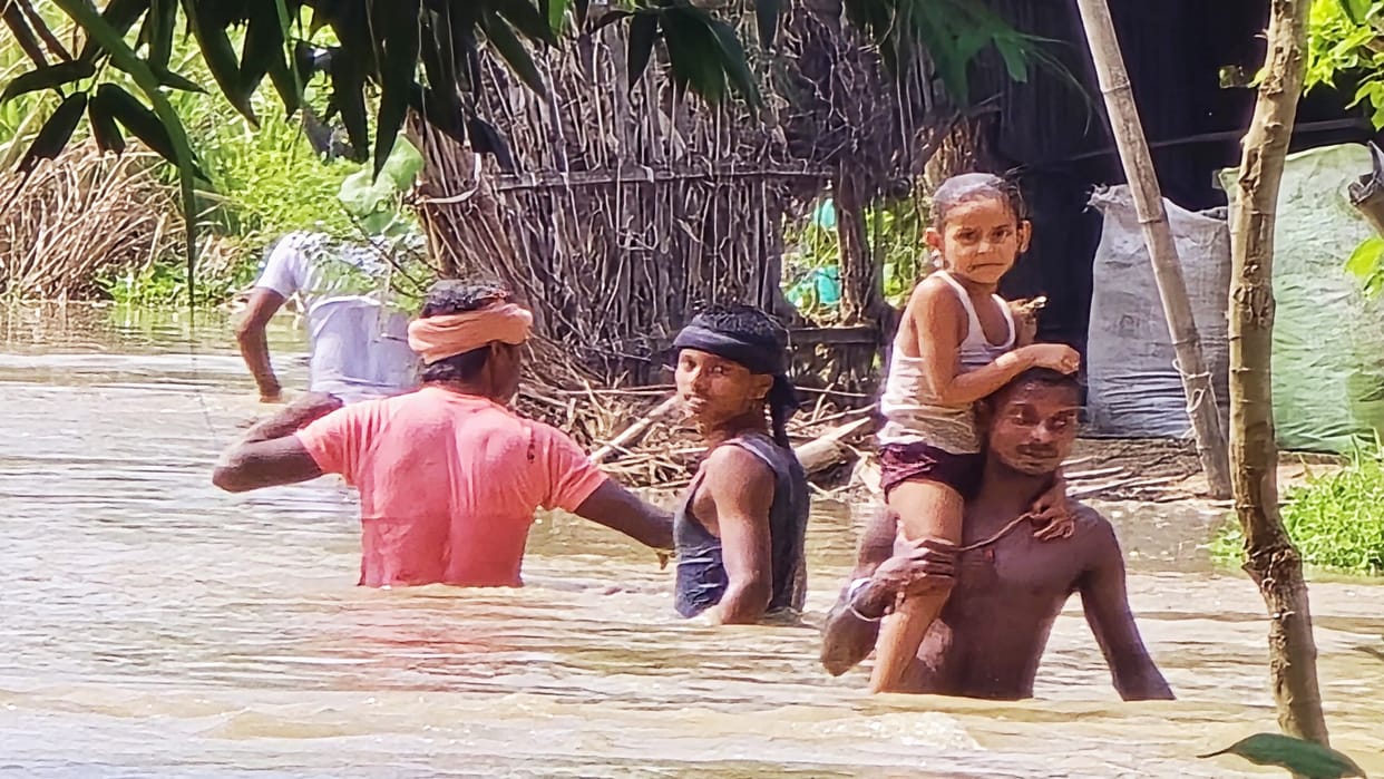 Bihar Flood: Kosi flood in Saharsa evacuated village, dangerous pressure on embankment