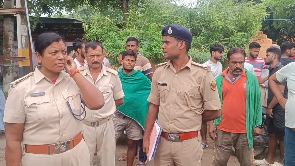 Bihar News: Body of a home guard's son found in Munger, murder suspected; family members blocked road in anger