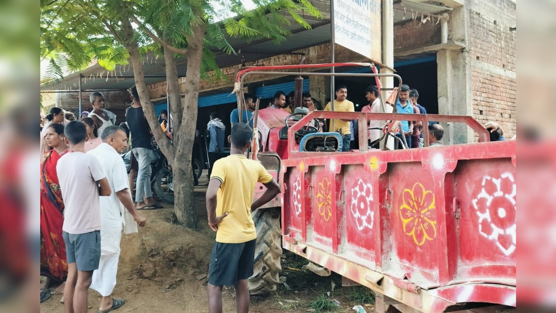 Bihar News: Uncontrolled tractor rammed into a shop in Gaya, two youths seriously injured in accident