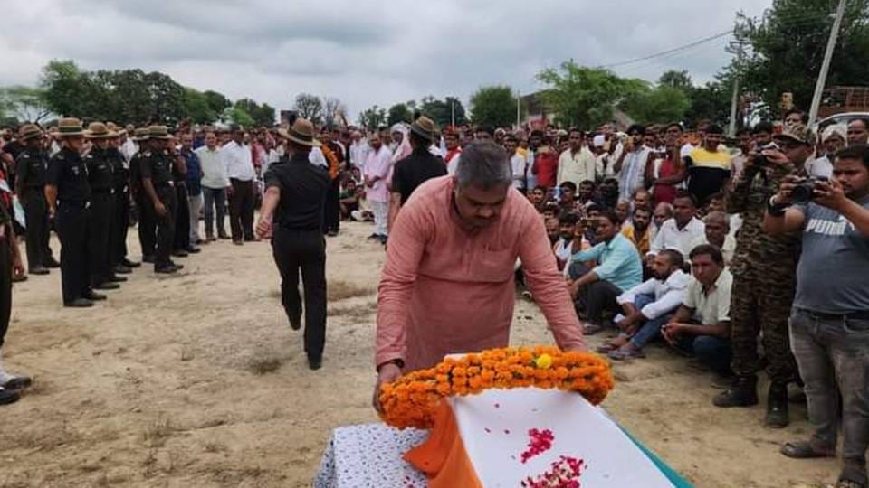 army jawan died after falling from roof of house under construction in Mainpuri