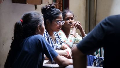 Father and four daughters suicide in Delhi Another new reveal Hiralal did not open gate for his family members