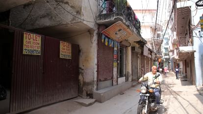 Father and four daughters suicide in Delhi Another new reveal Hiralal did not open gate for his family members