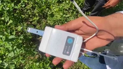 Uttarakhand: टिहरी में आसमान से गुब्बारे के साथ उड़कर खेतों में आ गिरी डिवाइस, देखकर घबराए लोग, तस्वीरें Uttarakhand Tehri News A device fell into fields with Air balloon people panicked after seeing it photo