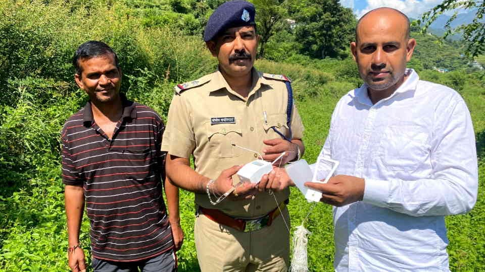 Uttarakhand Tehri News A device fell into fields  with Air balloon people panicked after seeing it photo