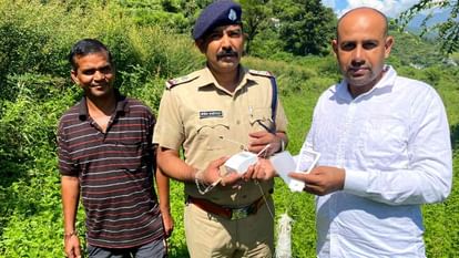 Uttarakhand: टिहरी में आसमान से गुब्बारे के साथ उड़कर खेतों में आ गिरी डिवाइस, देखकर घबराए लोग, तस्वीरें Uttarakhand Tehri News A device fell into fields with Air balloon people panicked after seeing it photo