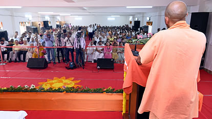 CM Yogi Adityanath inaugurated smart class in Gorakhpur