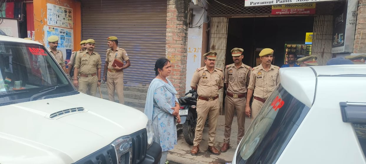 Miscreants looted head constable wife chain in Manduwadih at varanasi